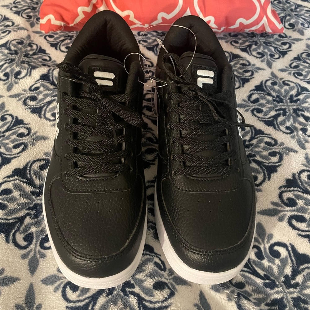 Brand New Mens Fila Low tops sz 10